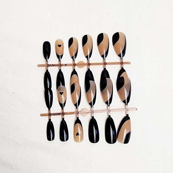 24 Pieces Glossy Fake Press On Nails - Picture 5 of 7